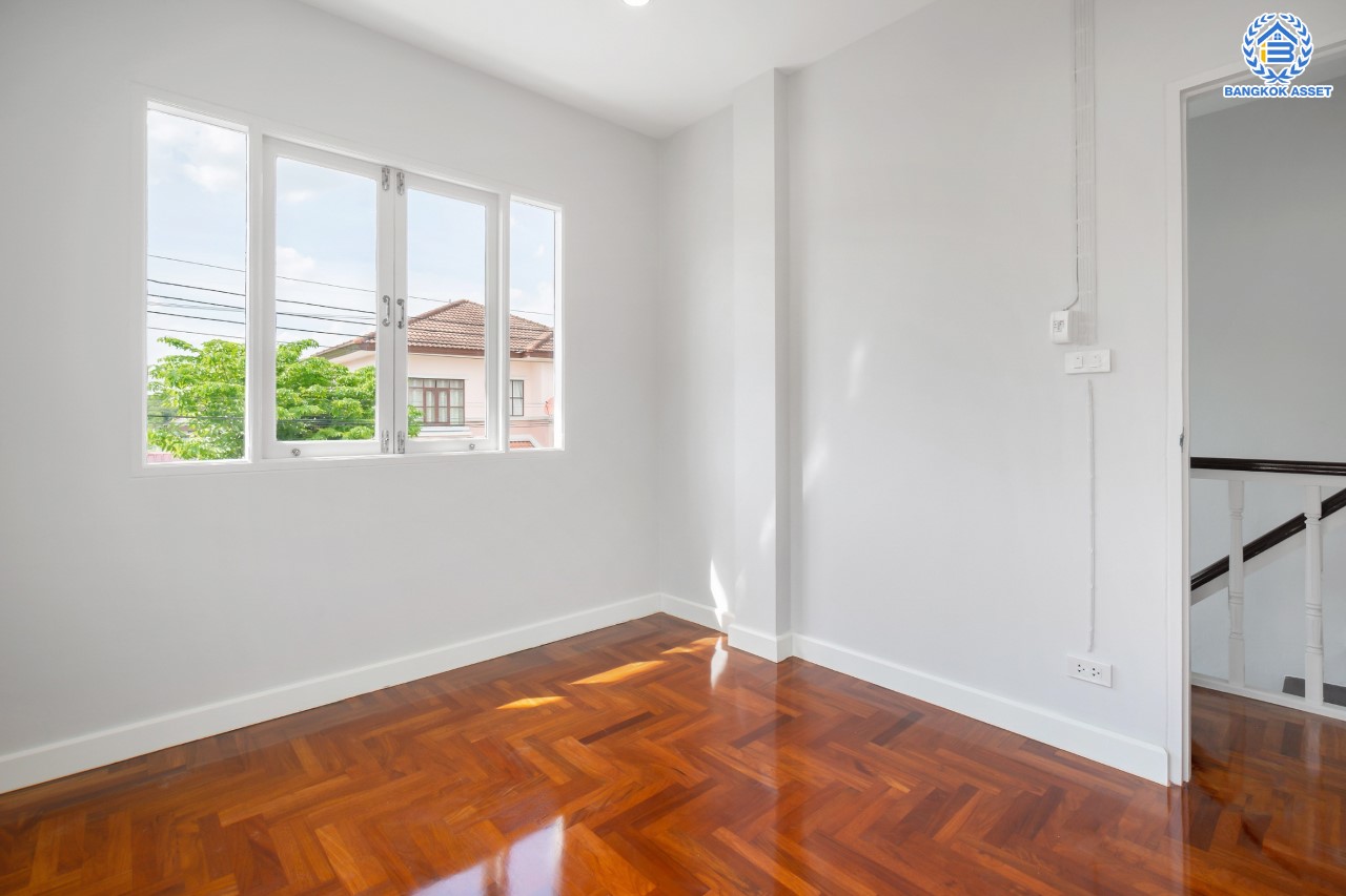 บ้านมือสองตกแต่งใหม่ ม.ปาริชาต ปิ่นเกล้า-พุทธมณฑลสาย4 แบรนด์ LH เนื้อที่ 51.2 ตร.ว. ฟังก์ชันครบ 3 ห้องนอน 2 ห้องน้ำ 1 ห้องอเนกประสงค์ 1 ที่จอดรถ บนทำเลศักยภาพ เชื่อมสู่ทางคู่ขนานลอยฟ้าบรมราชชนนี ใกล้ ม.มหิดล เซ็นทรัลศาลายา และรายล้อมด้วยสิ่งอำนวยความสะดวกครบครัน...